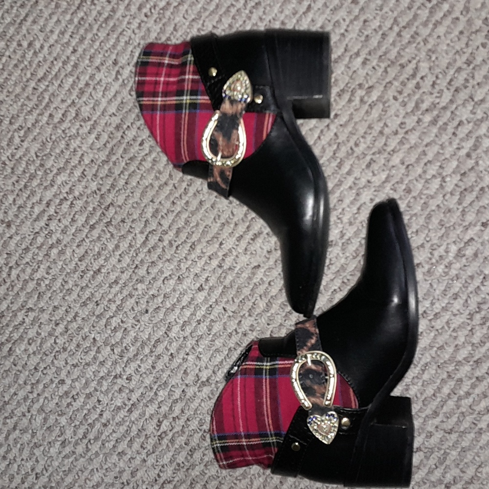 Betsey Johnson - Picture 2 of 9